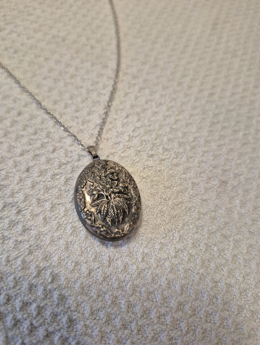 Vintage FRANKLIN MINT 1978 - Silver Floral Oval Locket Necklace